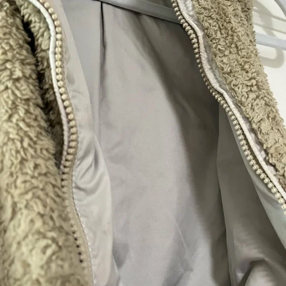 Patagonia Beige Fleece Vest - Picture 7 of 7